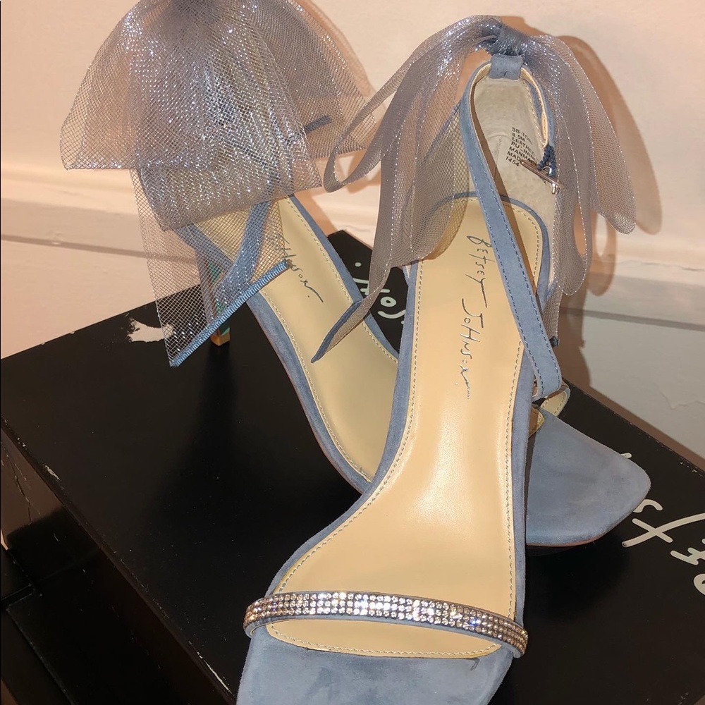 New with box size 9 great wedding shoes